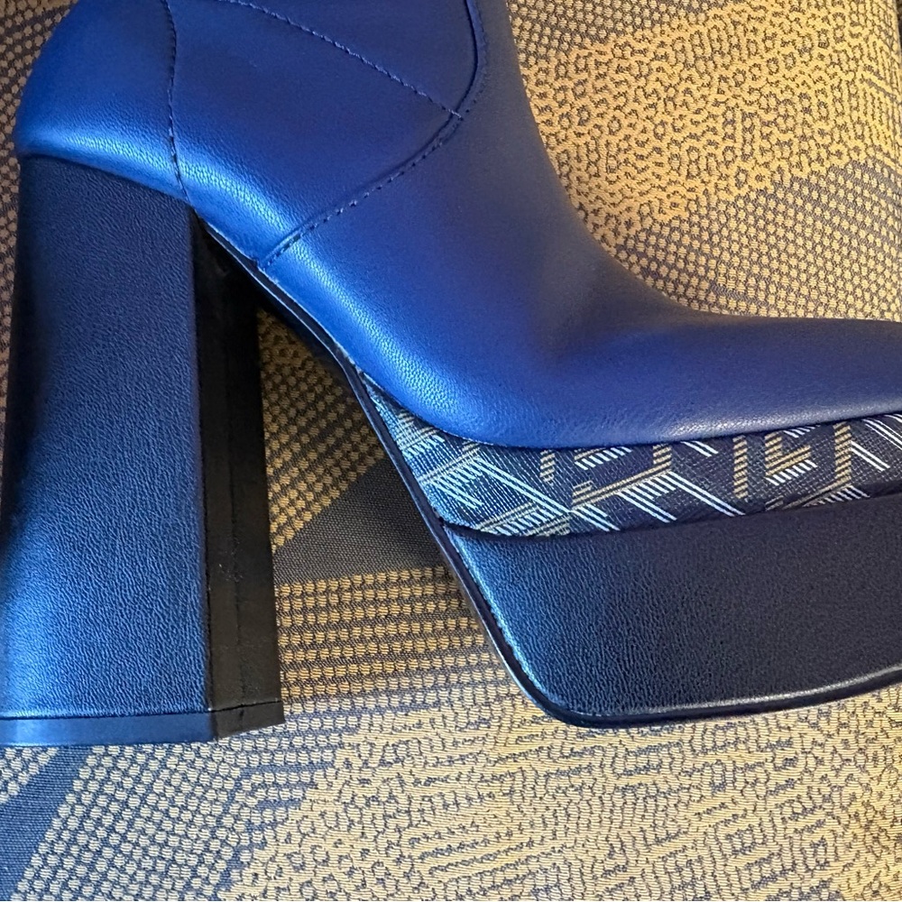 Guess Platform Boots - Picture 2 of 10